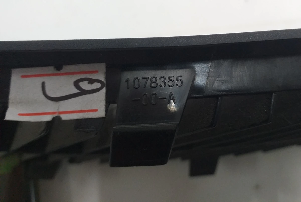 Решетка декоративная отделки боковой части багажника левой Tesla model X 1078355-00-A