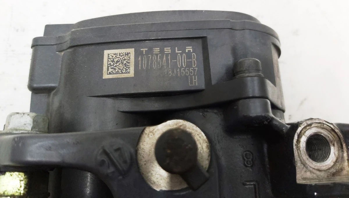 1 Суппорт тормозной задний левый MANDO (без тормозных колодок) и накладки "TESLA" Tesla model S REST, Tesla model X 1078541-00-B