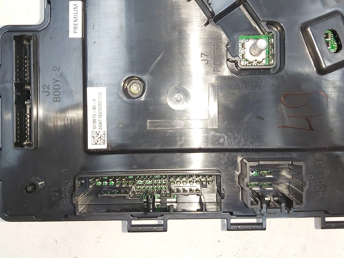 Боди контроллер левой стороны Tesla model 3 1078673-90-K