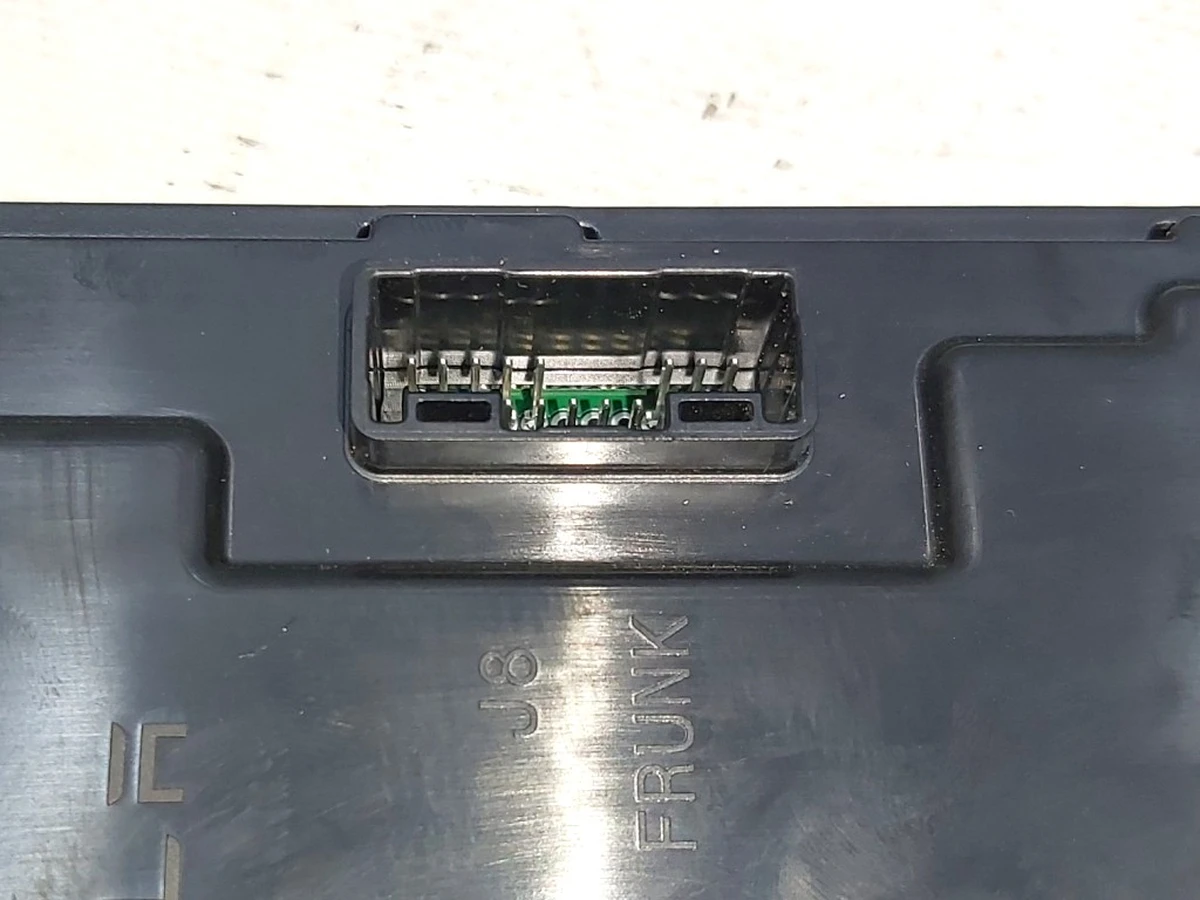 Боди контроллер левой стороны Tesla model 3 1078673-90-K