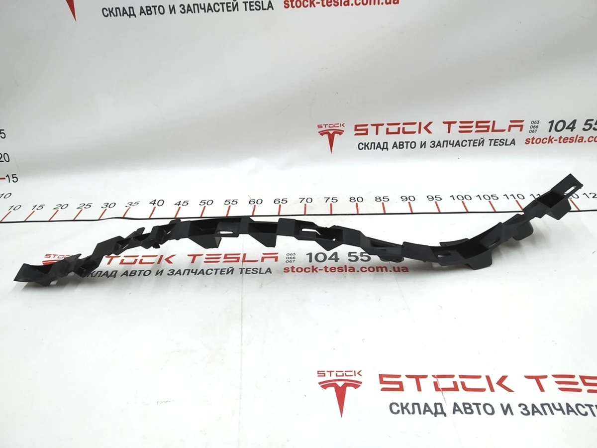 15 Кронштейн облицовки стойки C левый нижний Tesla Model X 1079764-00-C