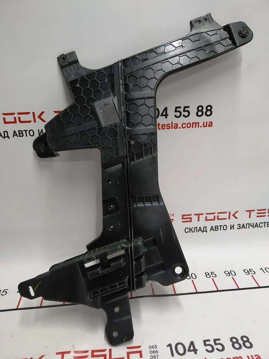 9 Кронштейн обшивки багажного отделения правый Tesla Model X 1080702-00-C