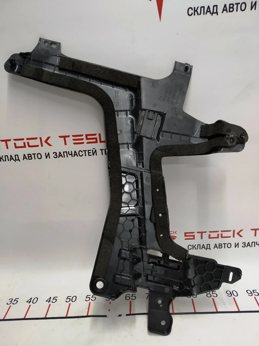9 Кронштейн обшивки багажного отделения правый Tesla Model X 1080702-00-C