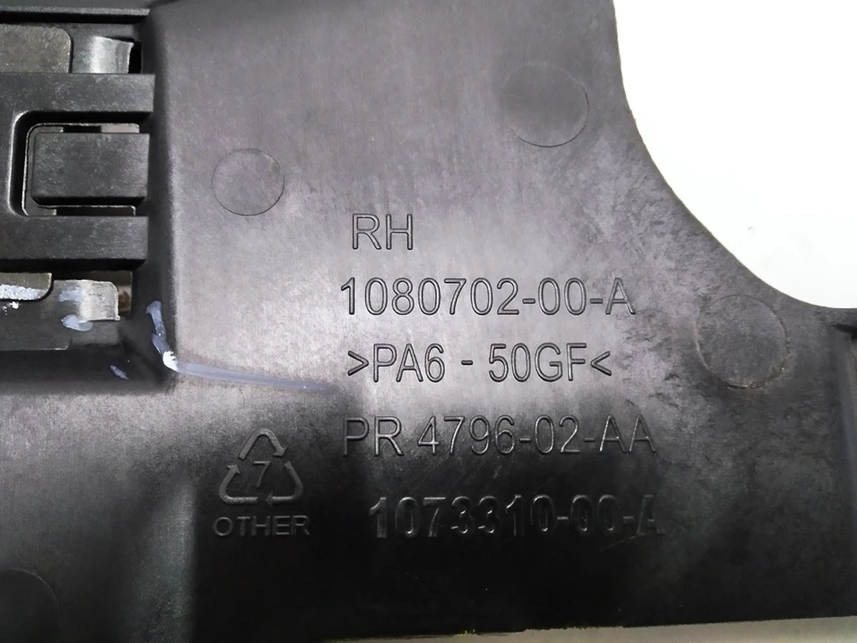 9 Кронштейн обшивки багажного отделения правый Tesla Model X 1080702-00-C