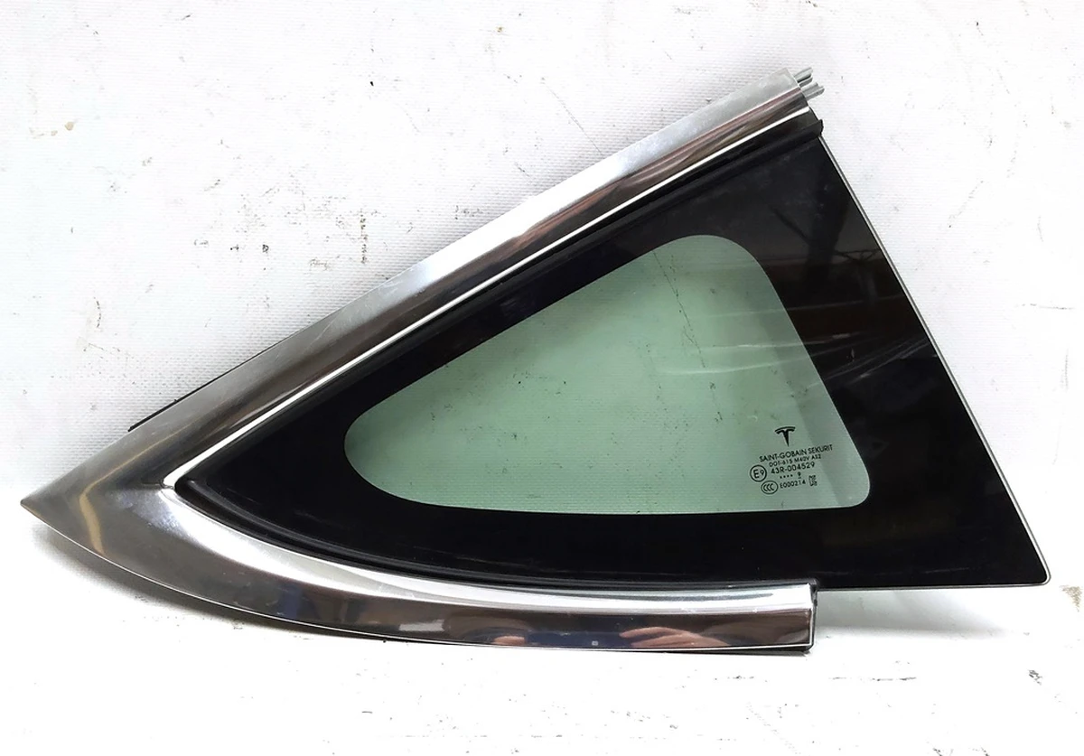 3 Стекло крыла заднего правого (форточка) с хромом Tesla model 3 1098758-00-G