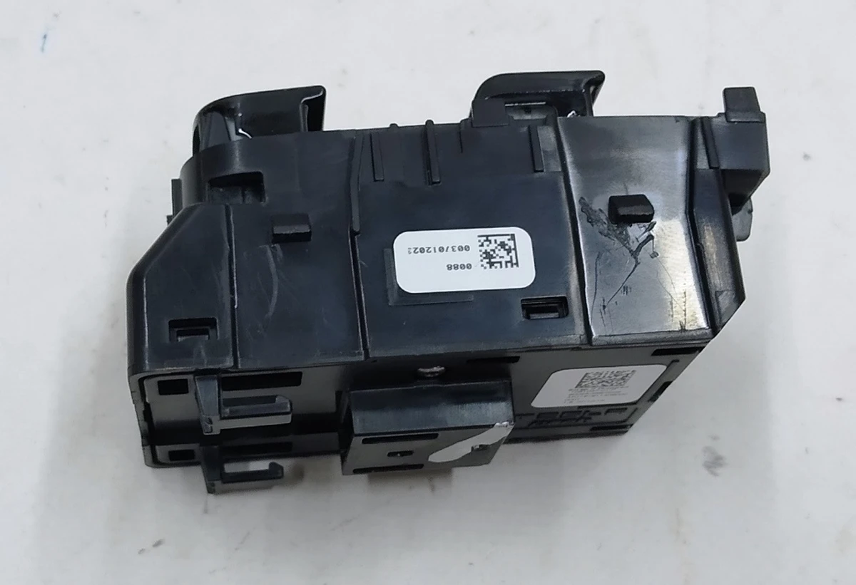 10 Блок управління склопідйомниками на дверях водія (глянсовий) Tesla model S Feb 2021, model 3, model 3 Jan 2024 , model Y 1081037-01-F