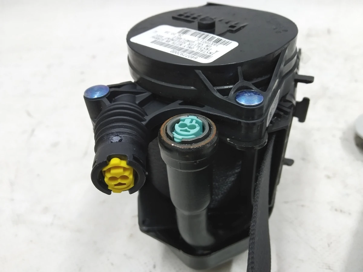 1 Seat belt front left driver Tesla model 3 1081255-01-E