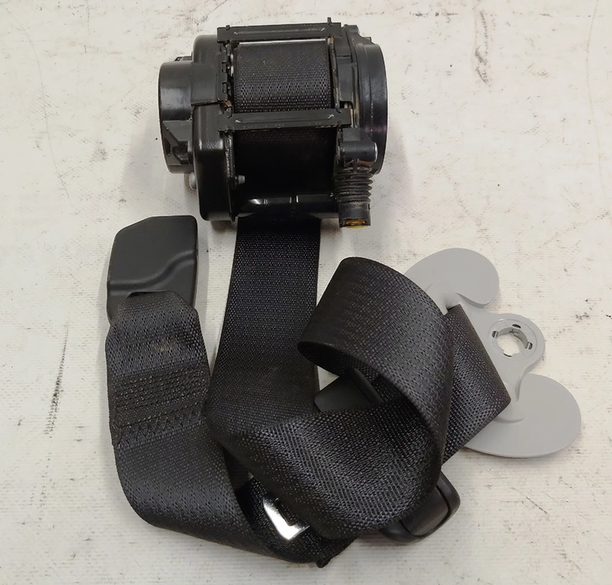 2 Ремень безопасности передний правый пассажирский Tesla model 3 1081279-01-G