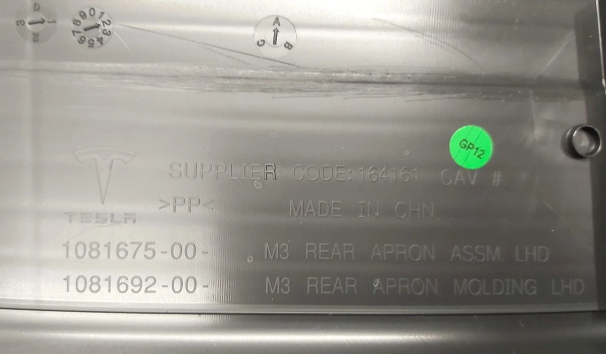 4 Подкапотный пластик бокса задний NEW с клипсами Tesla model 3 1081675-00-B