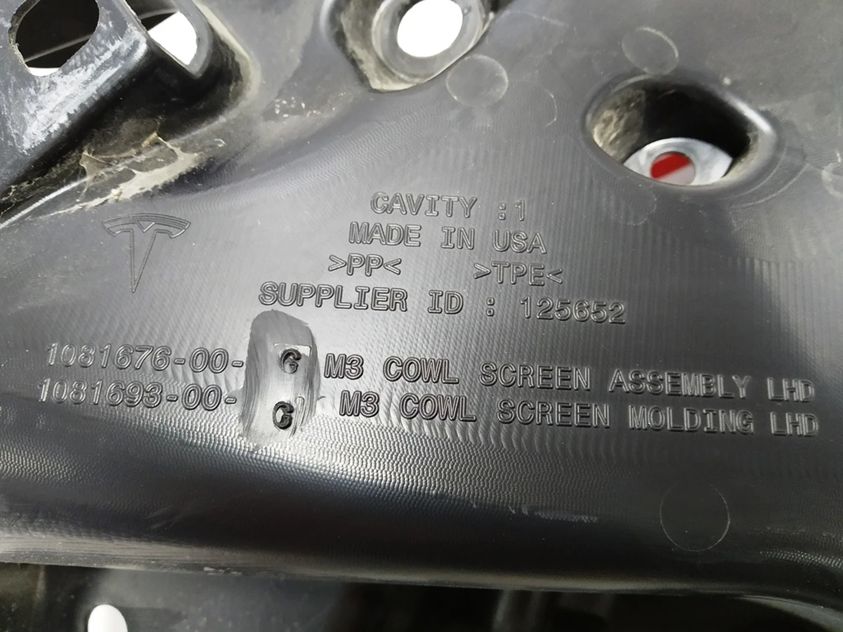 1 ASY - M3 COWL SCREEN with damage of 3 Tesla model 1081676-00-G