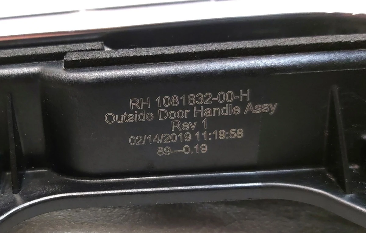 2 Механізм ручки зовнішньої передньої задньої правої REV1 з пошкодженням хромового покриття Tesla model 3 1081832-00-J