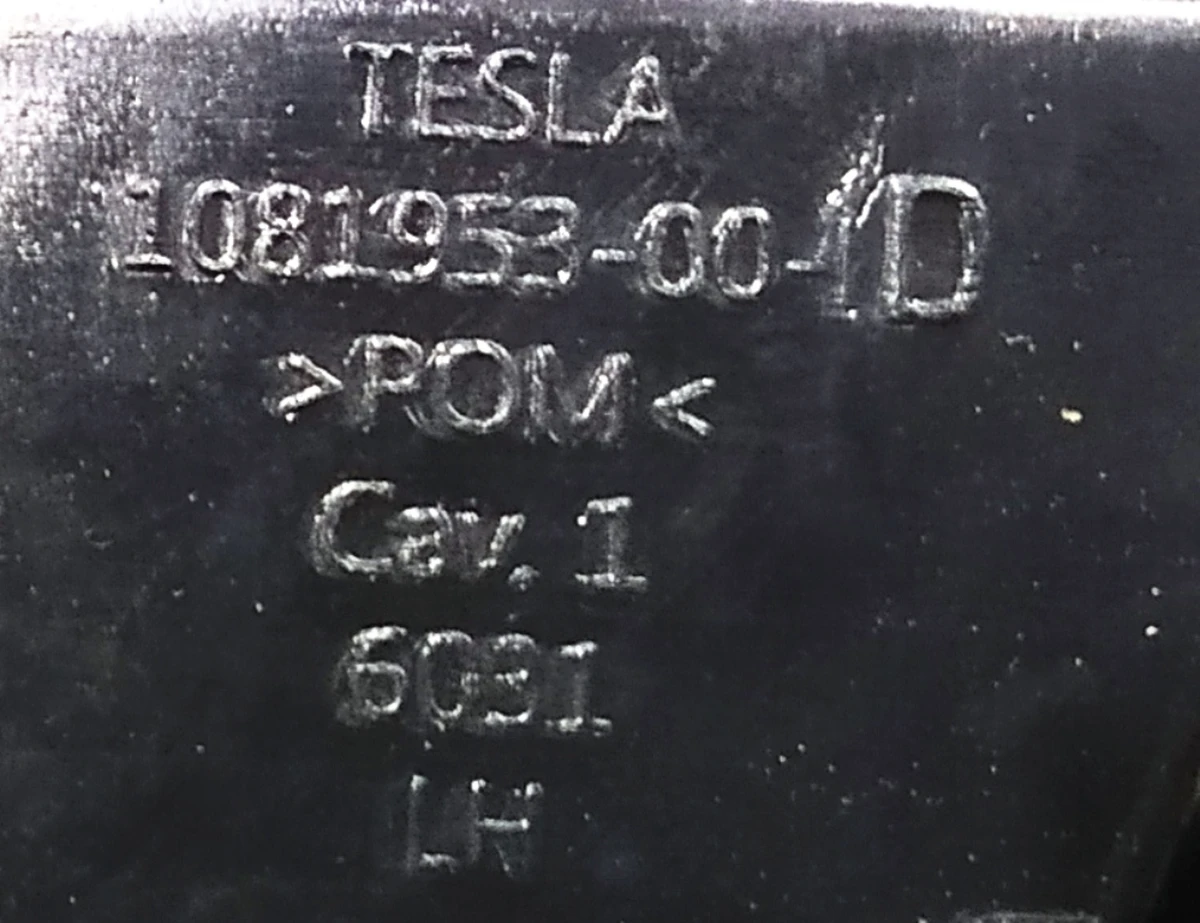 9 Накладка декоративная ремня безопасности двойного левого сиденья 2-го ряда левая BLACK Tesla model X 1081953-02-D