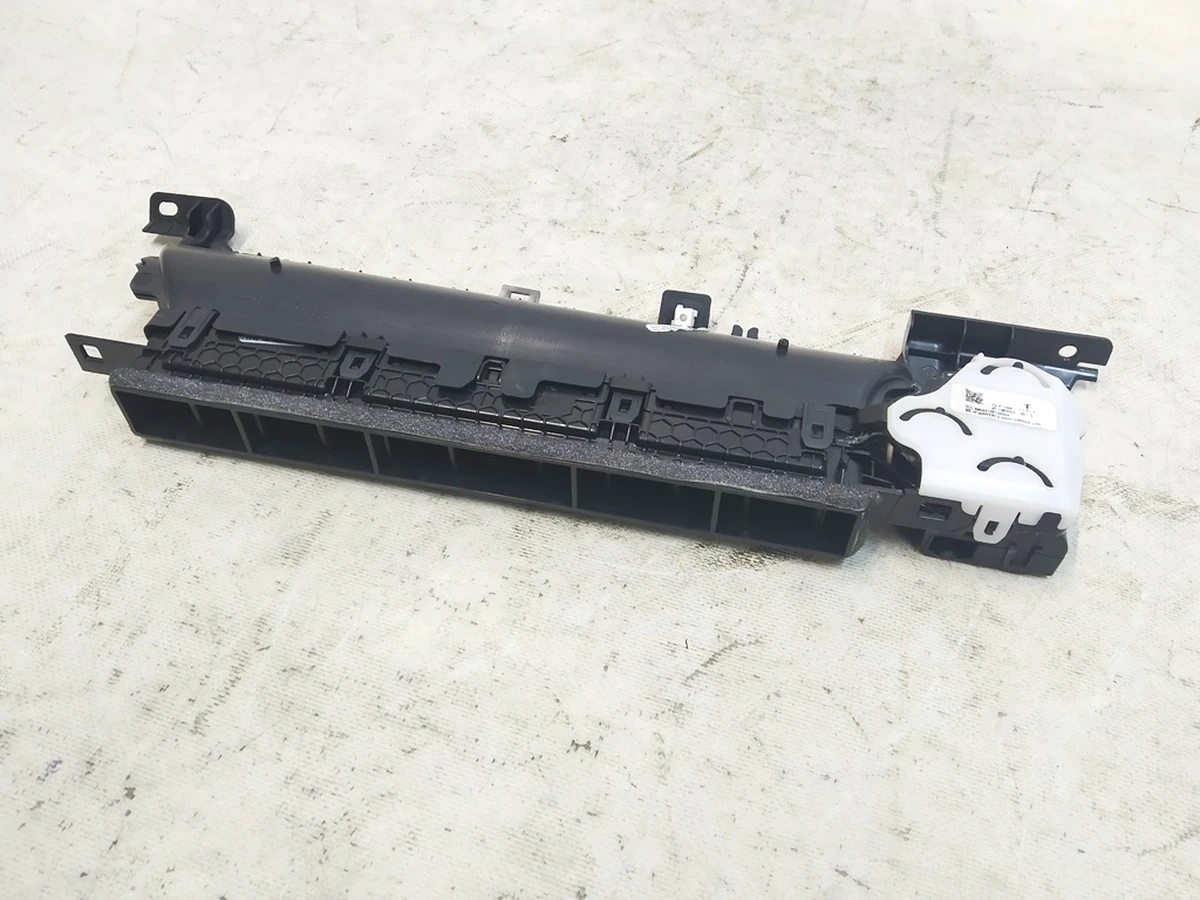 1 Воздуховод центральной панели водительский в сборе с электродвигателем Tesla model 3, model Y 1083320-00-G