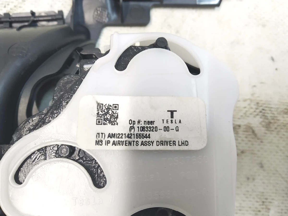 1 Воздуховод центральной панели водительский в сборе с электродвигателем Tesla model 3, model Y 1083320-00-G