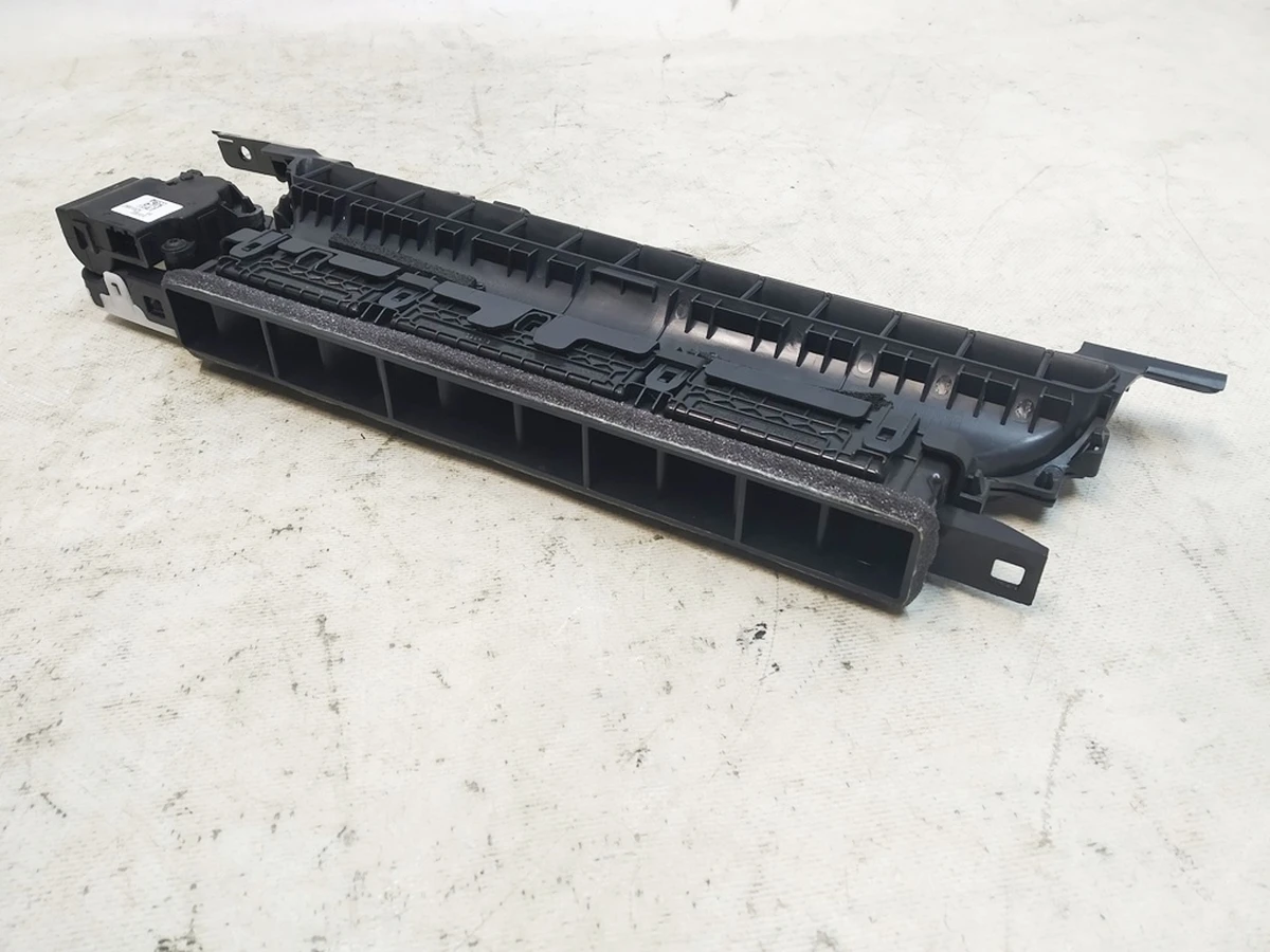 1 Воздуховод центральной панели водительский в сборе с электродвигателем Tesla model 3, model Y 1083320-00-G