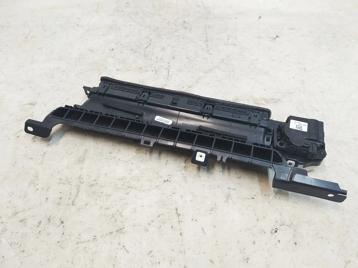 1 Воздуховод центральной панели водительский в сборе с электродвигателем Tesla model 3, model Y 1083320-00-G