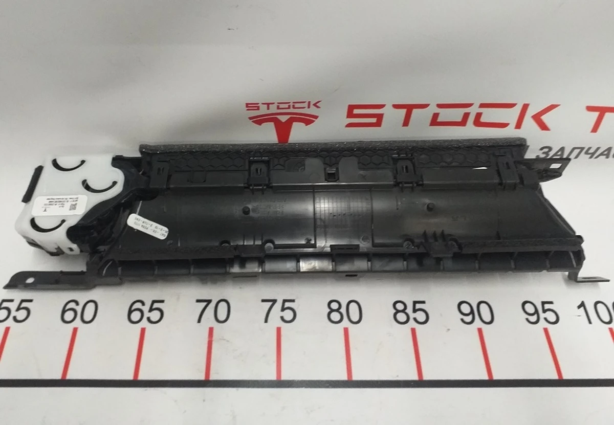 2 Воздуховод центральной панели пассажирский в сборе c электродвигателем Tesla model 3, model Y 1083325-00-F