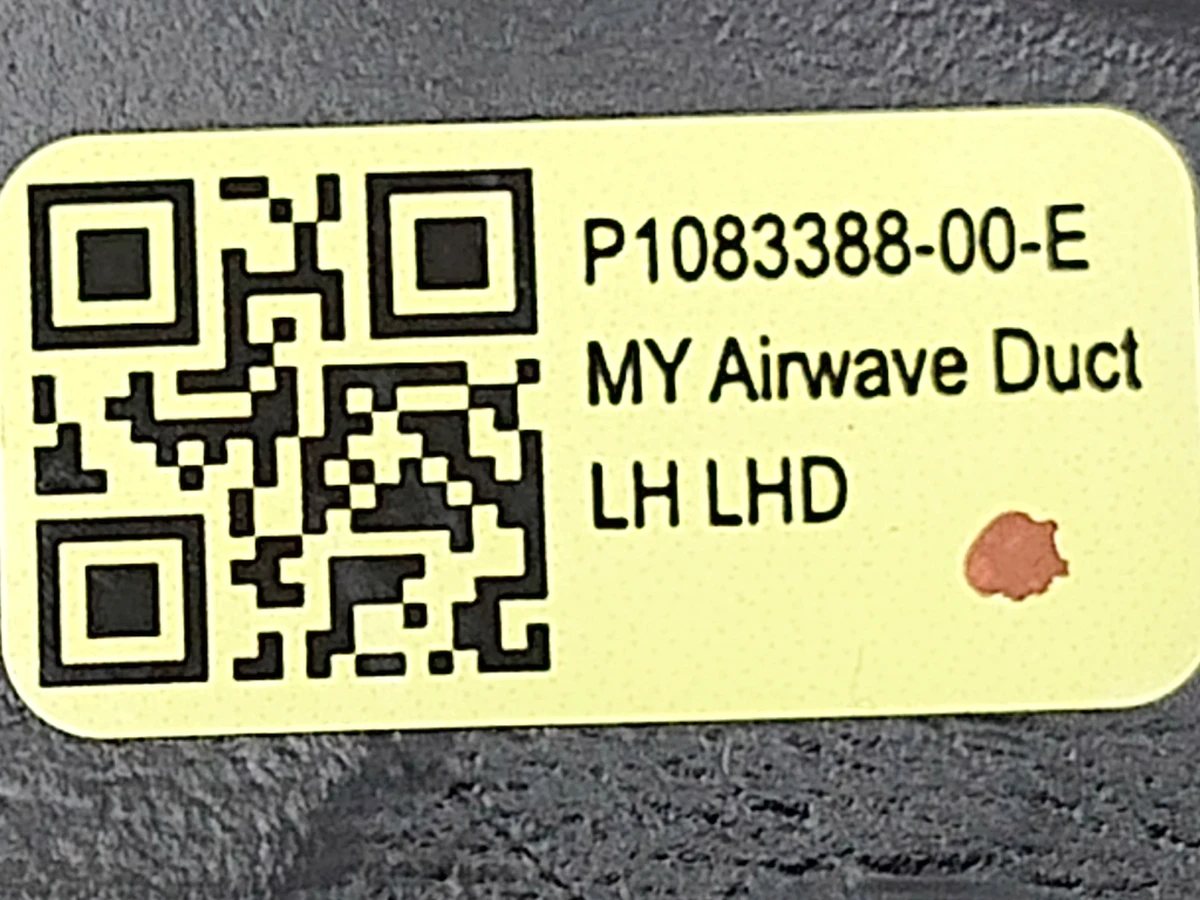 10 Воздуховод торпеды левый с датчиком температуры Tesla Model 3, Model Y 1083388-00-E