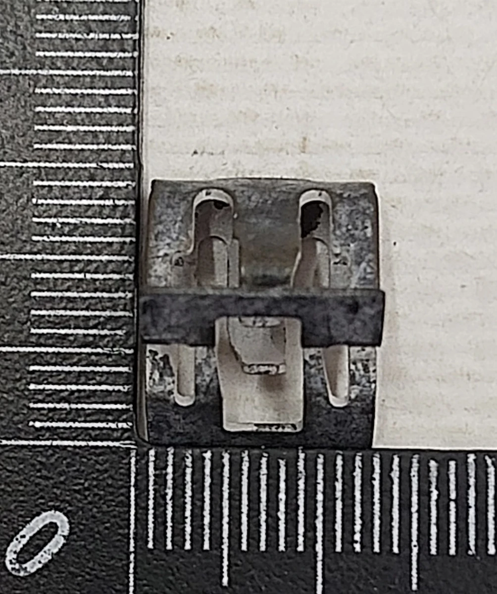 8 Клипса металлическая накладки декоративной сиденья пассажира нижней левой Tesla model X, model S REST 1083456-00-A