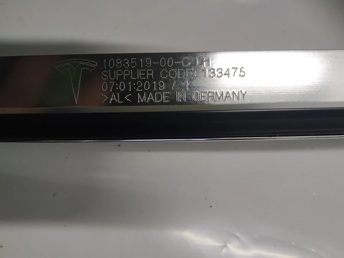 1 UPPER BRIGHT TRIM CAP LH Tesla Model 3 1083519-00-D