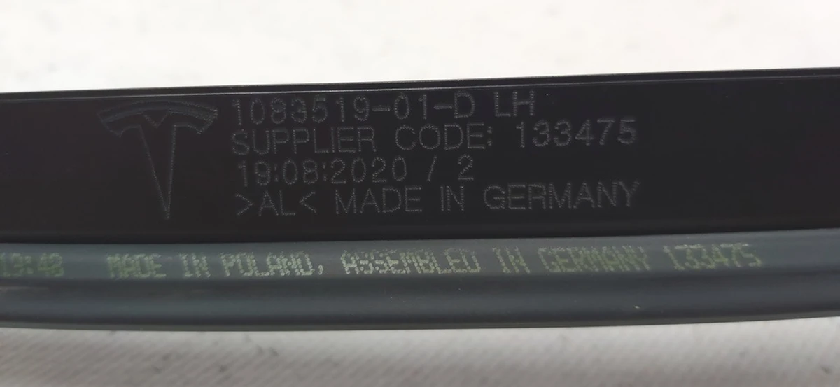 1 Молдинг кузова боковой левый BLACK с повреждением Tesla model 3 1083519-01-D