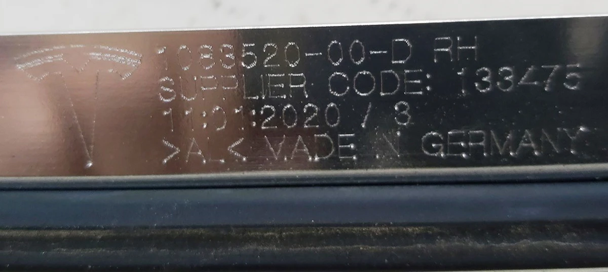 2 Молдинг кузова боковой правый хромированный металл Tesla model 3 1083520-00-D