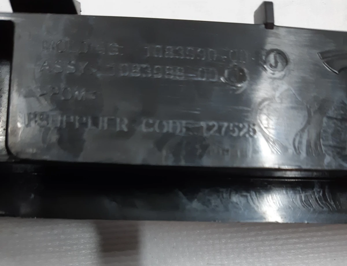 Кронштейн кріплення заднього бампера лівий NEW Tesla model 3 1083988-00-I