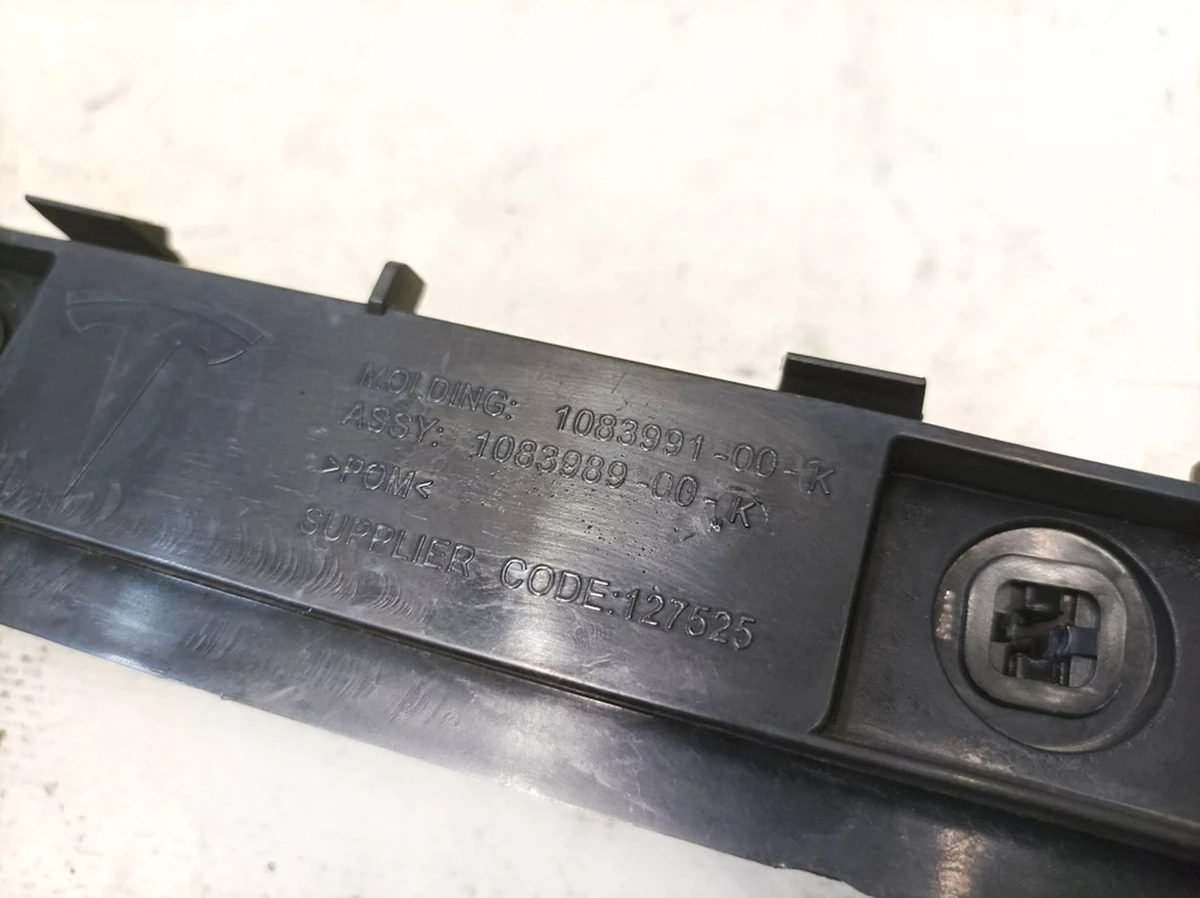 3 REAR WING BRACKET ASSEMBLY - RIGHT HAND Tesla model 3 1083989-00-K