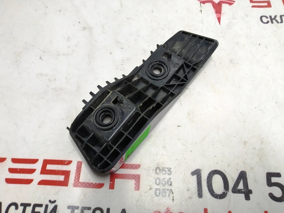 7 Кронштейн ліхтаря заднього лівого Tesla model 3 1083992-00-D