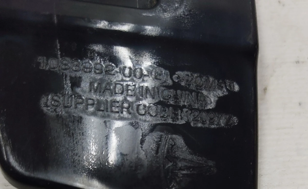 7 Кронштейн крепления фонаря заднего левого Tesla model 3 1083992-00-D