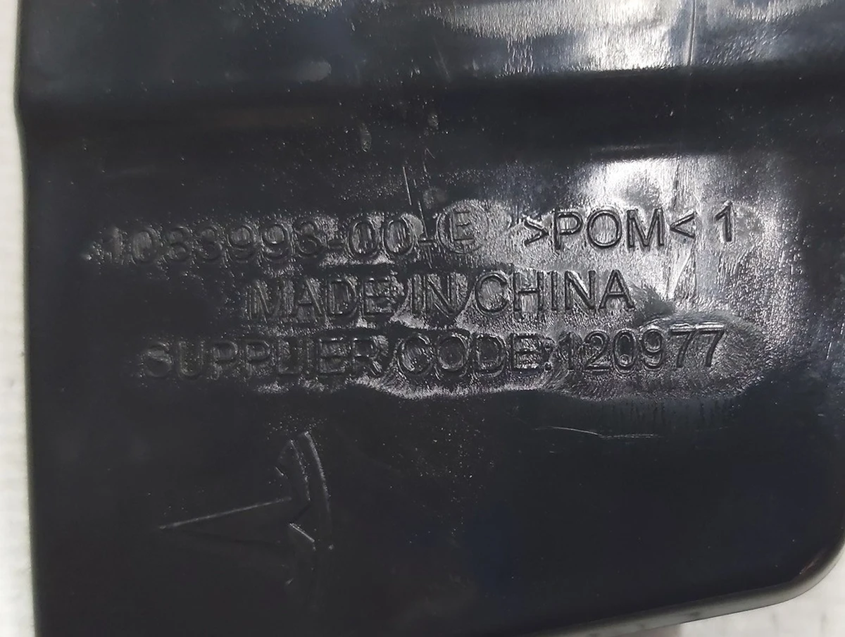 8 Кронштейн ліхтаря заднього правого Tesla model 3 1083993-00-D