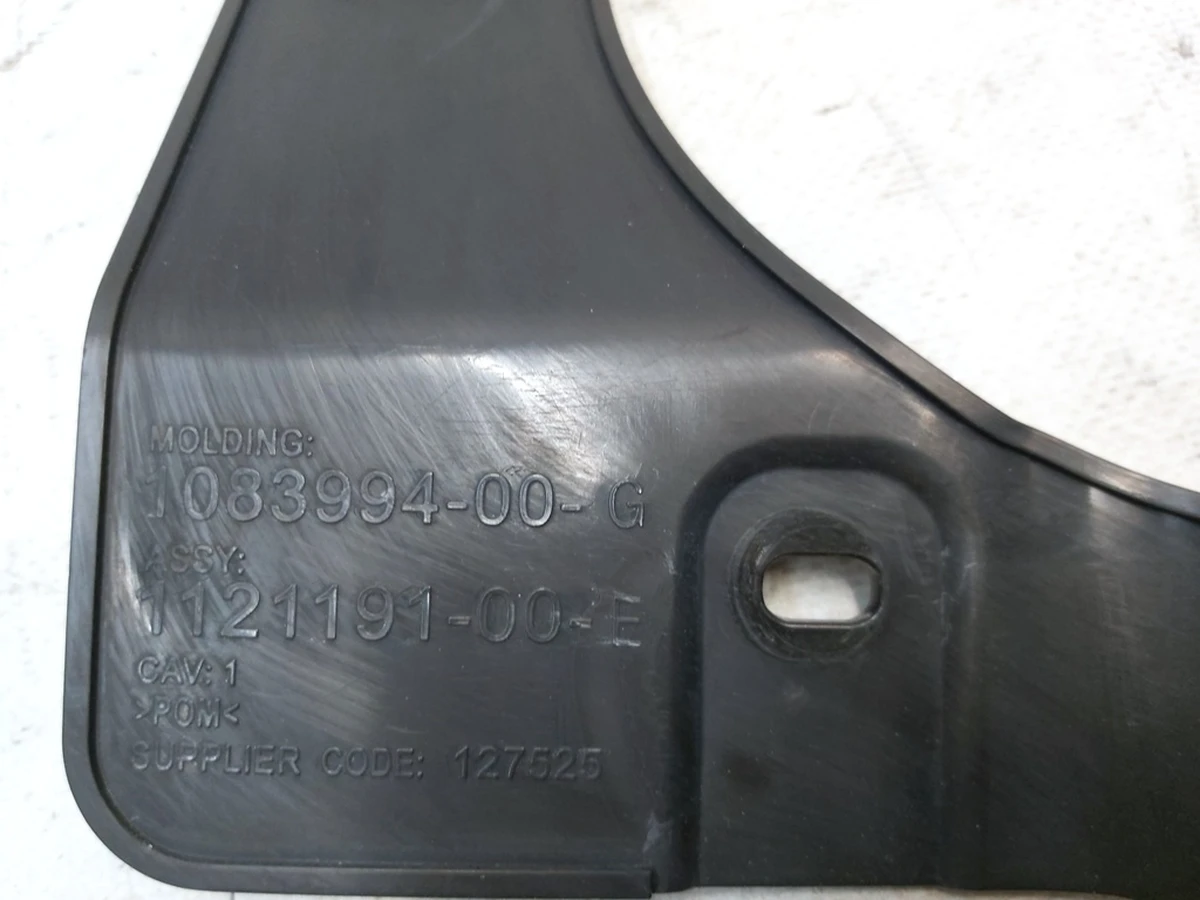 10 Кронштейн заднього бампера центральний Tesla model 3 1121191-00-E