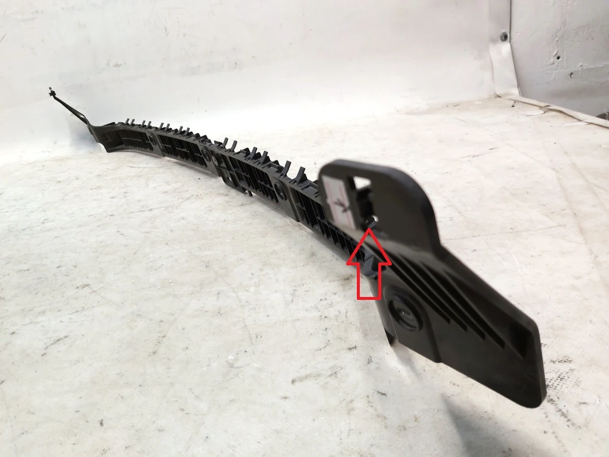 10 Кронштейн заднього бампера центральний Tesla model 3 1121191-00-E