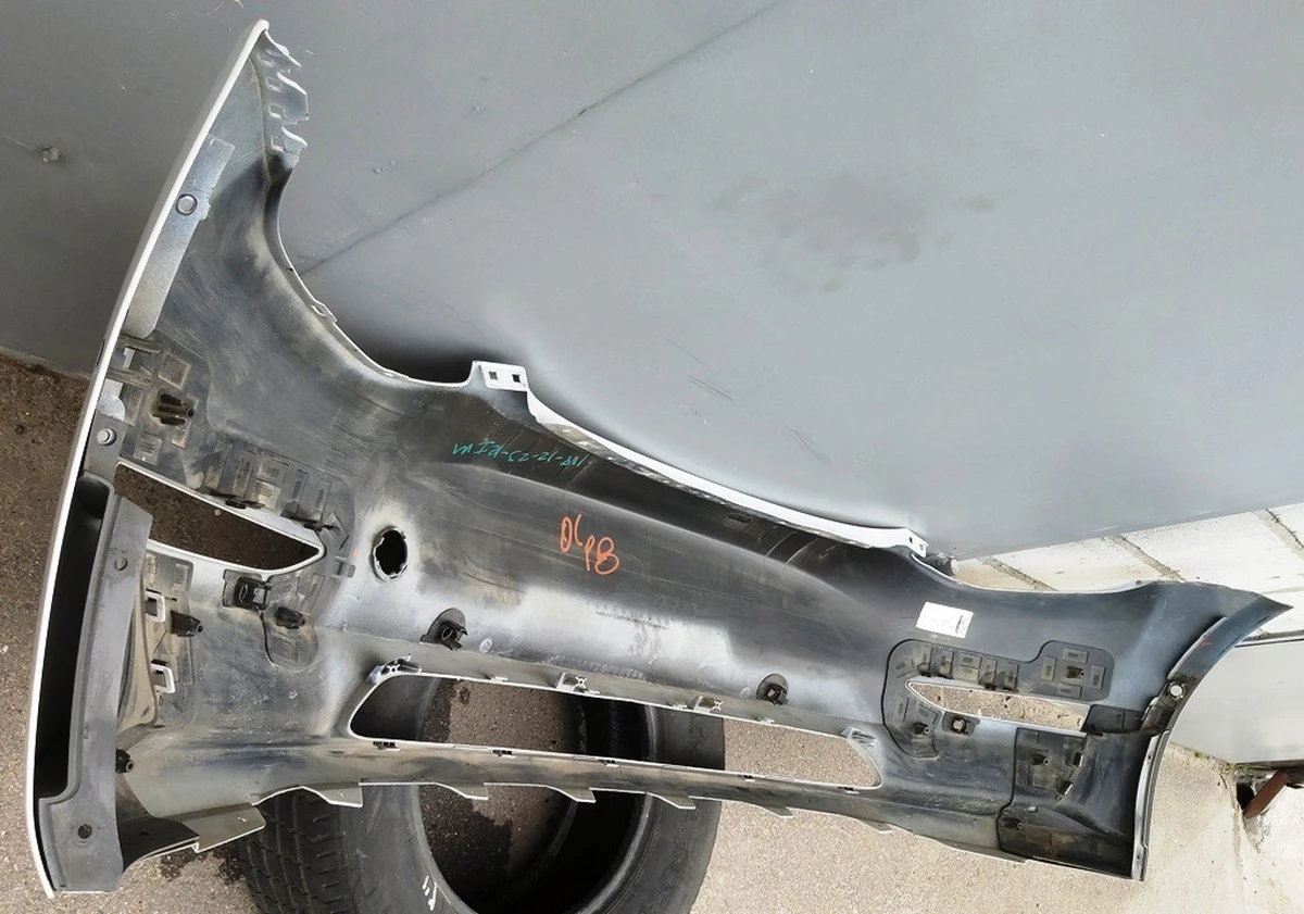 1 Бампер передній PEARL WHITE MULTI-COAT-PPSW в зборі з кронш. креп. парктроников, противотум. фар і підкрилки (з пошкодженим.) Tesla model 3 1084168-S3-E