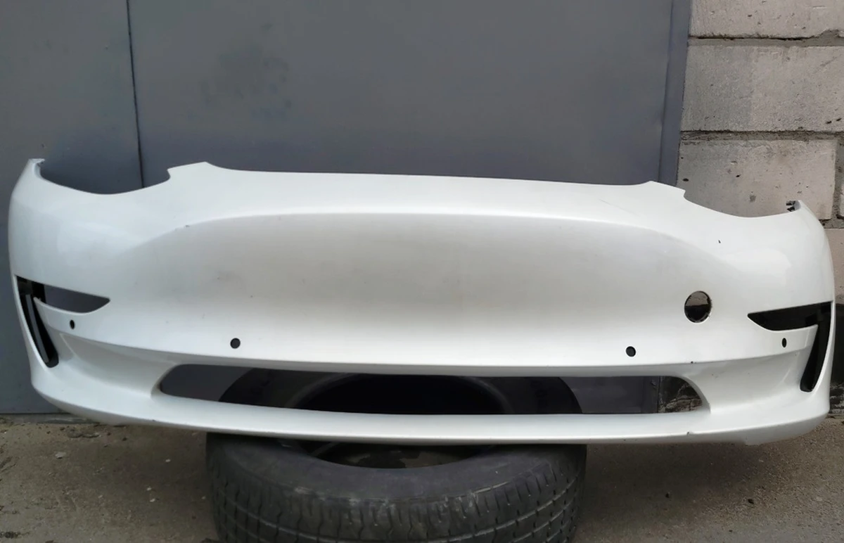 1 Бампер передній PEARL WHITE MULTI-COAT-PPSW в зборі з кронш. креп. парктроников, противотум. фар і підкрилки (з пошкодженим.) Tesla model 3 1084168-S3-E