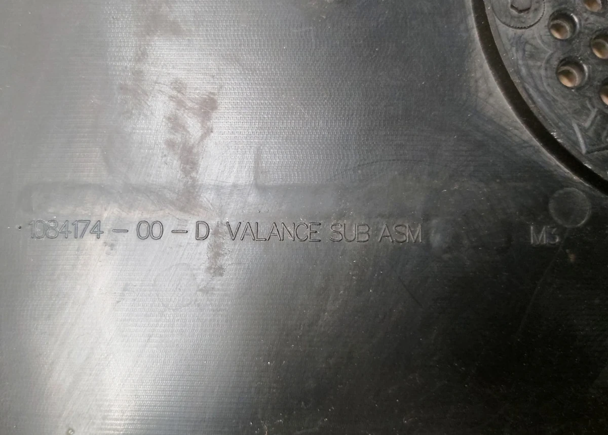 1 Накладка бампера переднього нижня (губа) Tesla model 3 1084174-00-D