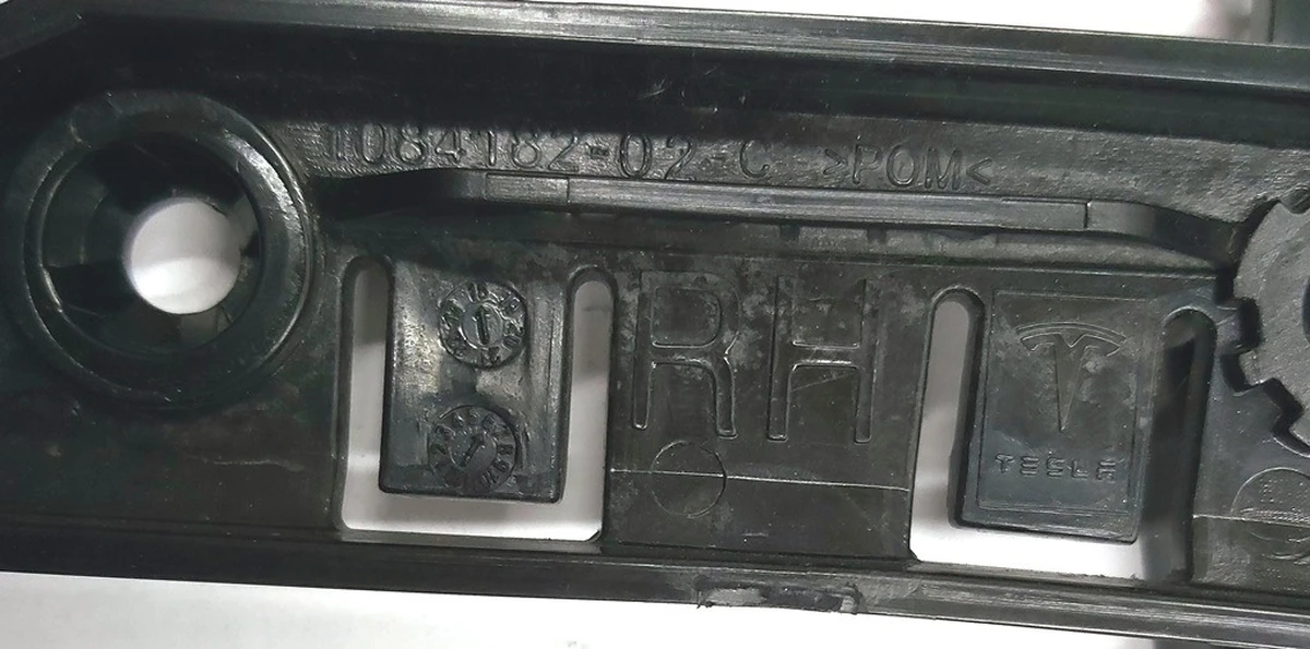 2 Кронштейн кріплення направляюча бампер крило правий Tesla model 3 1084182-00-E