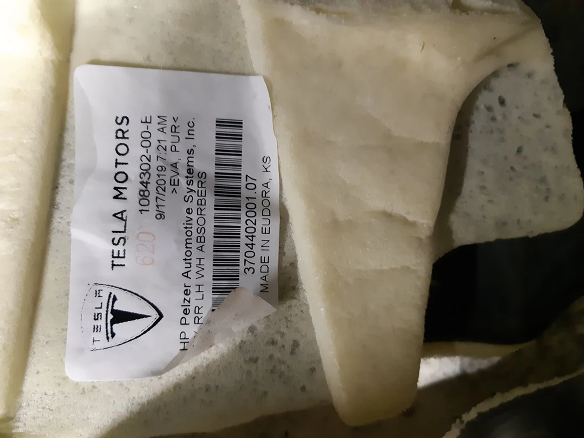 Теплошумоизолятор салона стойки C левый Tesla model X 1084302-00-E