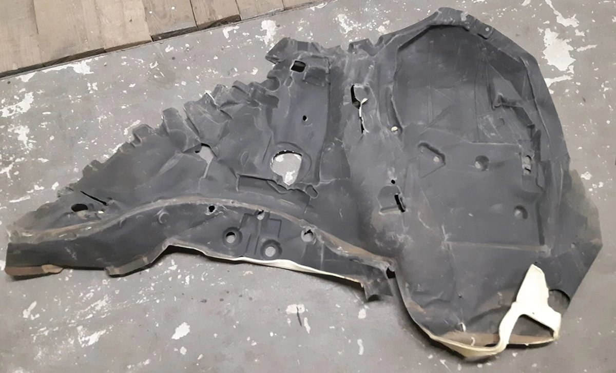 4 Heat and noise insulator of C-pillar interior right Tesla model X 1084303-00-E