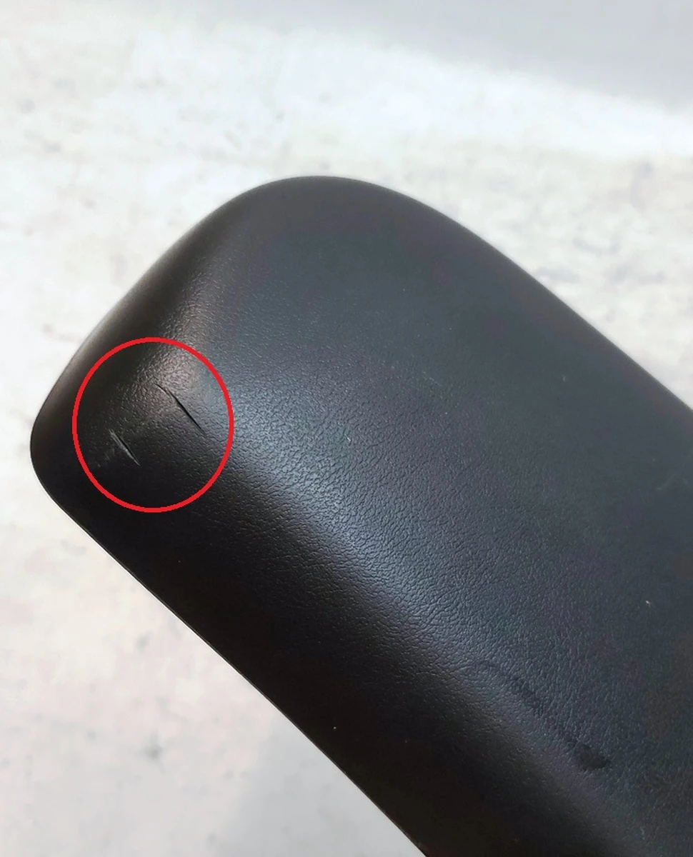 3 Накладка декоративная одинарного правого сиденья 2-го ряда нижняя правая с повреждением Tesla model X 1086061-00-D