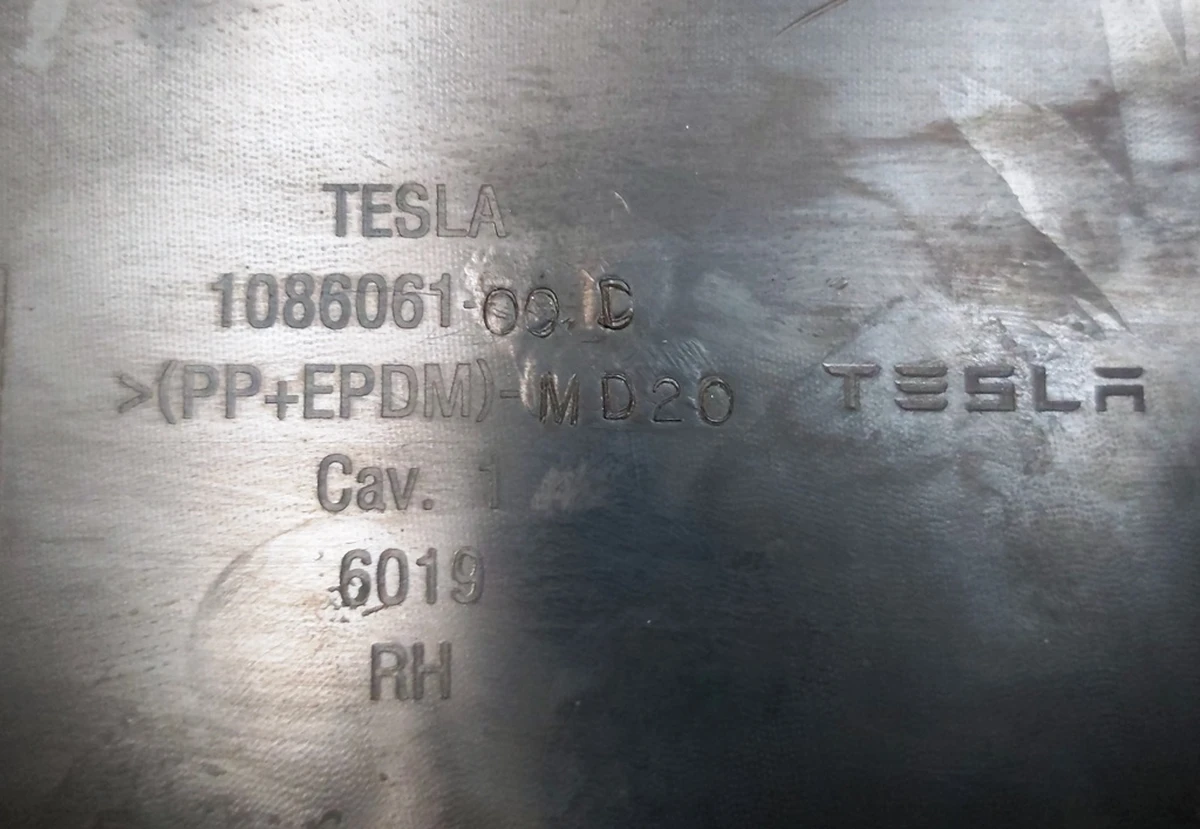 3 Накладка декоративная одинарного правого сиденья 2-го ряда нижняя правая с повреждением Tesla model X 1086061-00-D