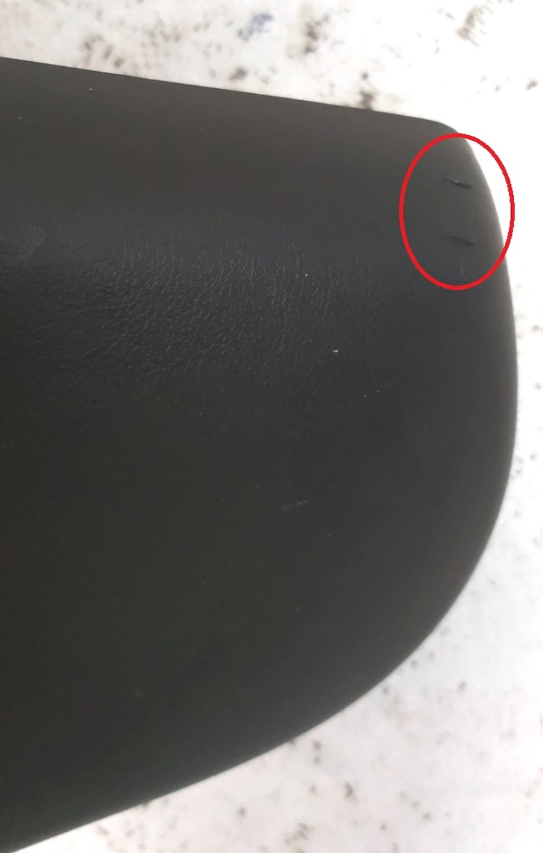 3 Накладка декоративная одинарного правого сиденья 2-го ряда нижняя правая с повреждением Tesla model X 1086061-00-D