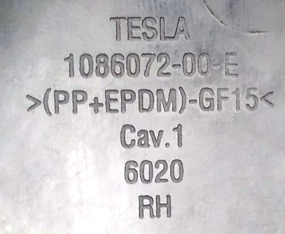 Кронштейн кріплення накладки декоративної нижньої правої одинарного правого сидіння 2-го ряду Tesla model X 3123720-03-A