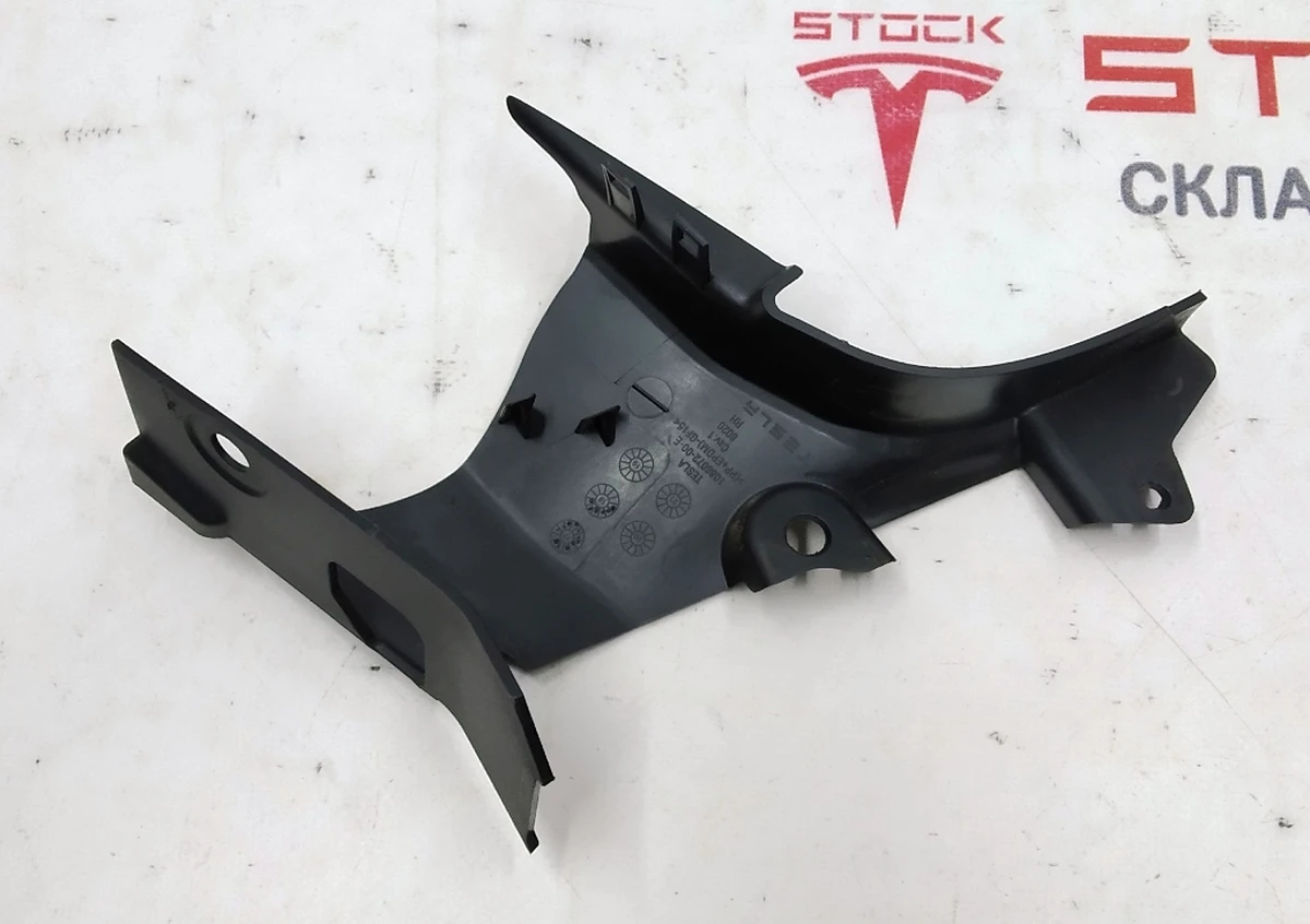 Кронштейн кріплення накладки декоративної нижньої правої одинарного правого сидіння 2-го ряду Tesla model X 3123720-03-A