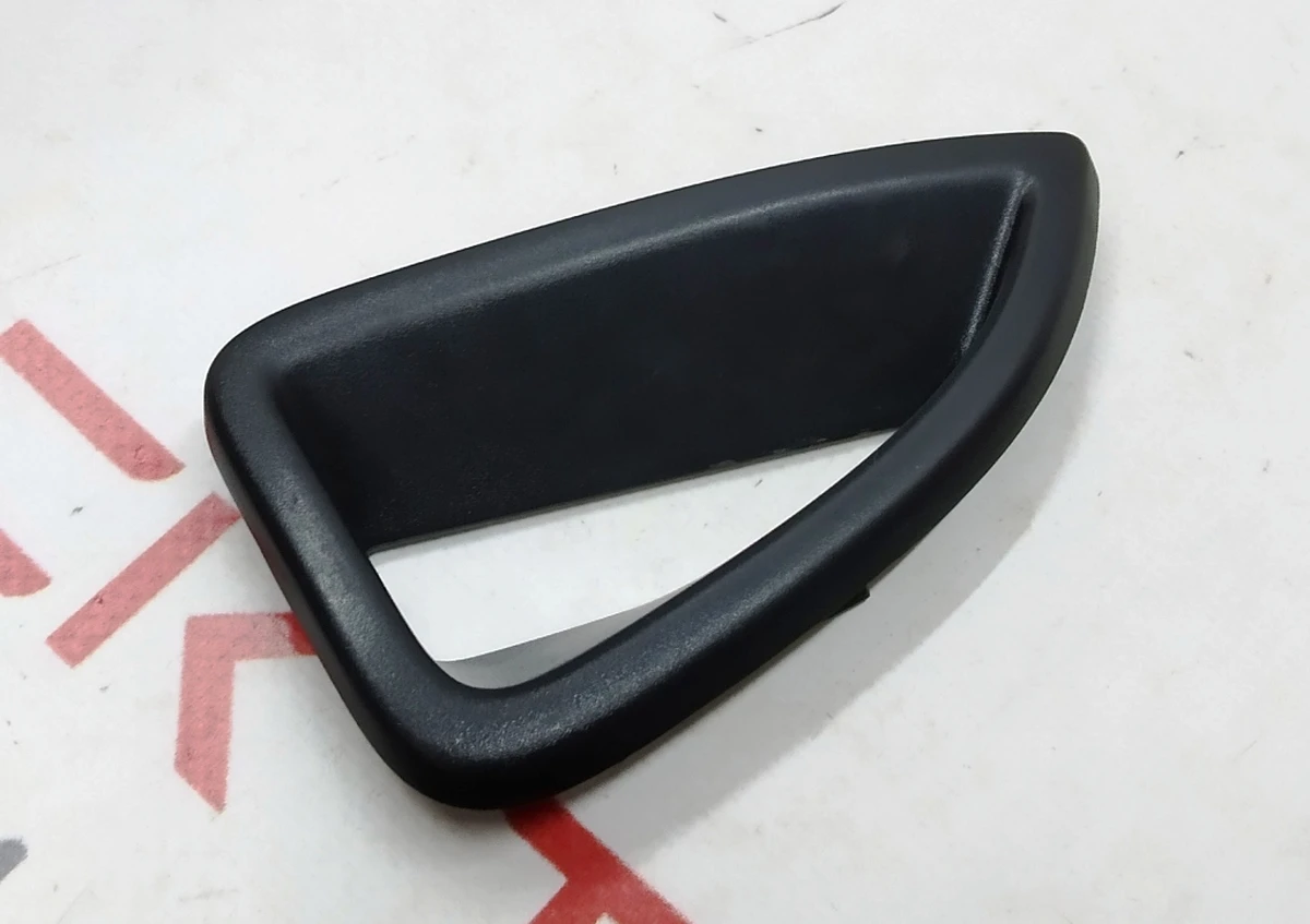 11 Накладка декоративная ремня безопасности одинарного правого сиденья 2-го ряда BLACK (с повреждениями) Tesla model X 1086195-02-D