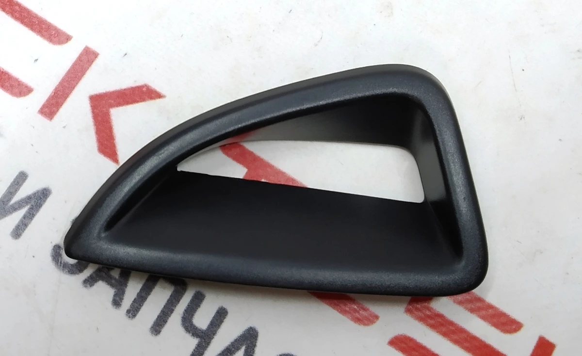 11 Накладка декоративная ремня безопасности одинарного правого сиденья 2-го ряда BLACK (с повреждениями) Tesla model X 1086195-02-D