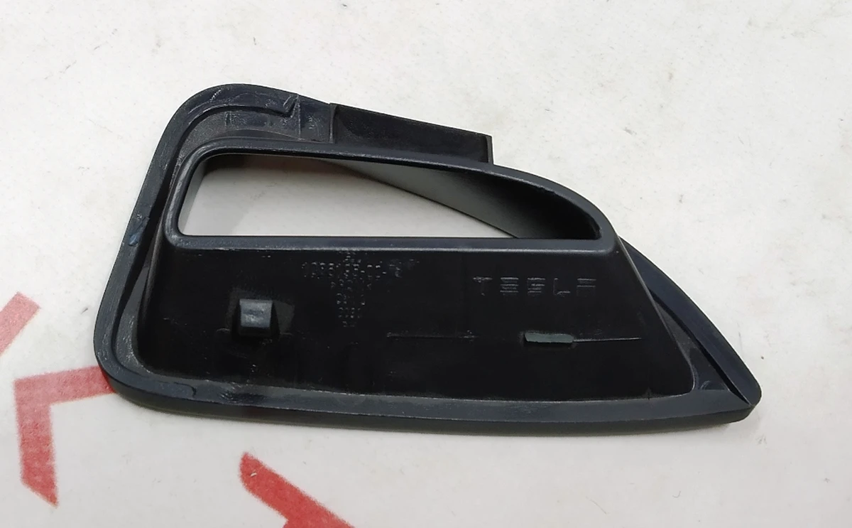 11 Накладка декоративная ремня безопасности одинарного правого сиденья 2-го ряда BLACK (с повреждениями) Tesla model X 1086195-02-D