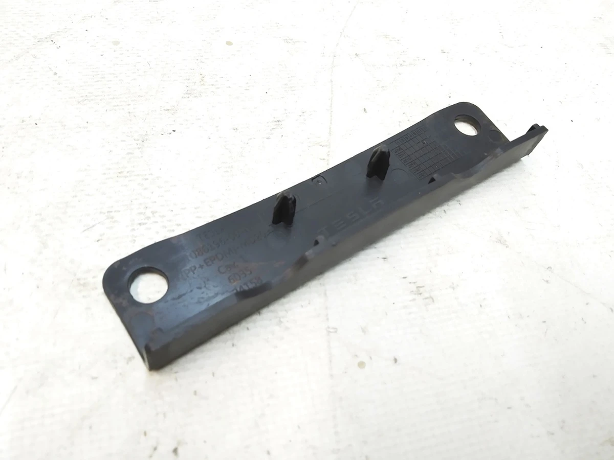 1 Накладка декоративная сиденья 2-го ряда 60/40 Tesla model X 1086196-00-A