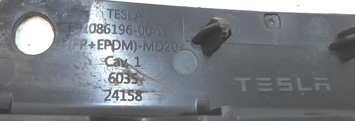 1 Накладка декоративная сиденья 2-го ряда 60/40 Tesla model X 1086196-00-A