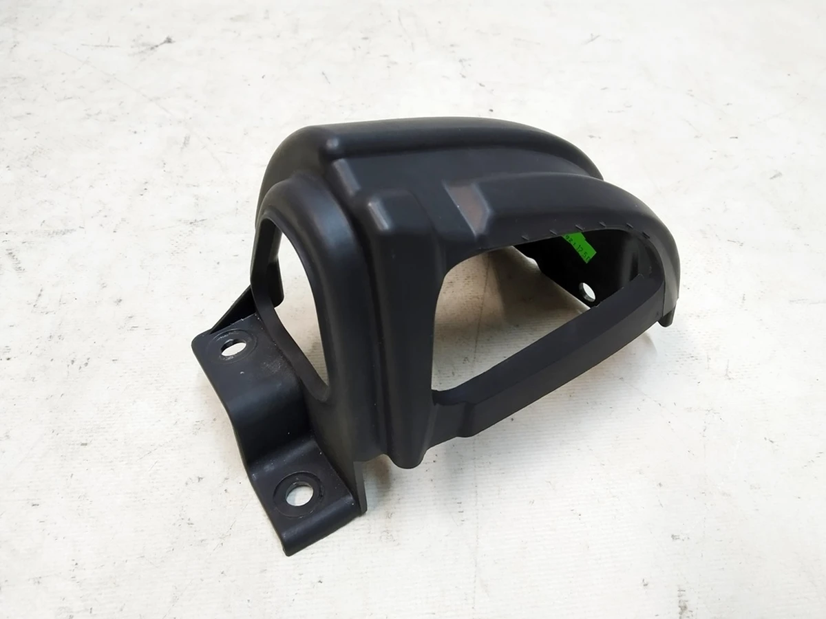 5 Кронштейн лівої декоративної накладки ременя безпеки подвійного лівого сидіння 2-го ряду Tesla model X 2345614